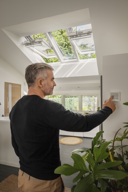 Mit Velux Touch lassen sich automatische Dachfenster, Sonnen- und Hitzeschutzprodukte von Velux per Touchscreen steuern