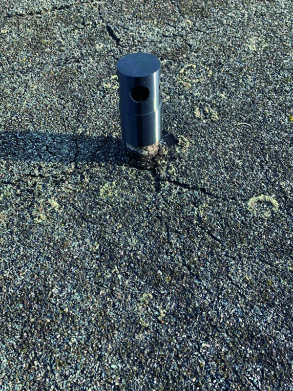 Risse und Verformungen im alten Dachbelag deuten auf akuten Sanierungsbedarf hin.