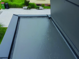 Nahtlose Abdichtung mit Flüssigkunststoff: Die Oberfläche passt sich exakt an alle Gegebenheiten an.