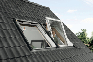 Wer die Heizkosten so weit wie möglich reduzieren möchte, sollte beim Dachfensteraustausch auf energieeffiziente Verglasung der neuen Dachfenster achten. Foto: Velux/akz-o