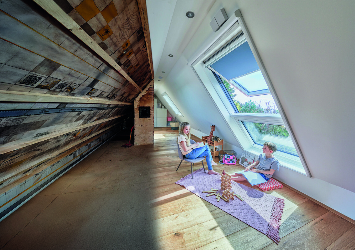 Dachfensterkombinationen sorgen für ein offeneres Raumgefühl und viel Tageslicht – so entsteht auch im Spitzboden Wohnfläche, die schnell zum Lieblingsplatz wird. Foto: Velux/akz-o