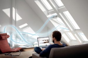Experten empfehlen, drei- bis viermal pro Tag die Raumluft komplett auszutauschen. Foto: Velux/akz-o